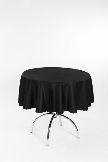 Kaviarenský stôl s čiernym obrusom