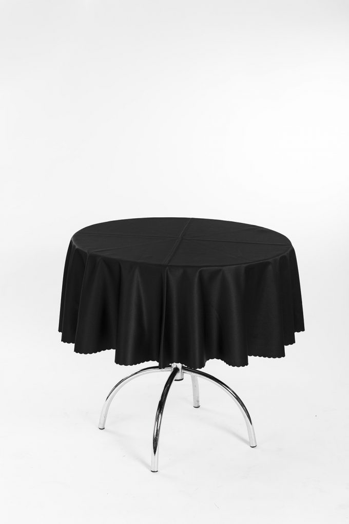 Kaviarenský stôl s čiernym obrusom