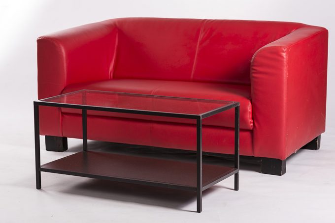 Kožená sofa, červená s konferenčným stolom