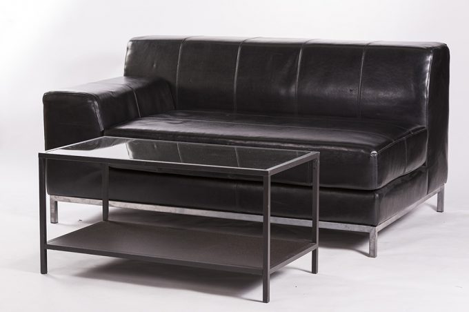 Kožená sofa 2-ka bez operadla, čierna s konferenčným stolom