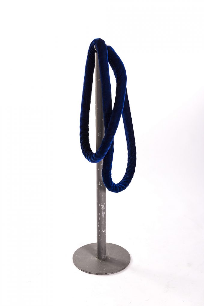 Stĺpik, strieborný s modrým lanom