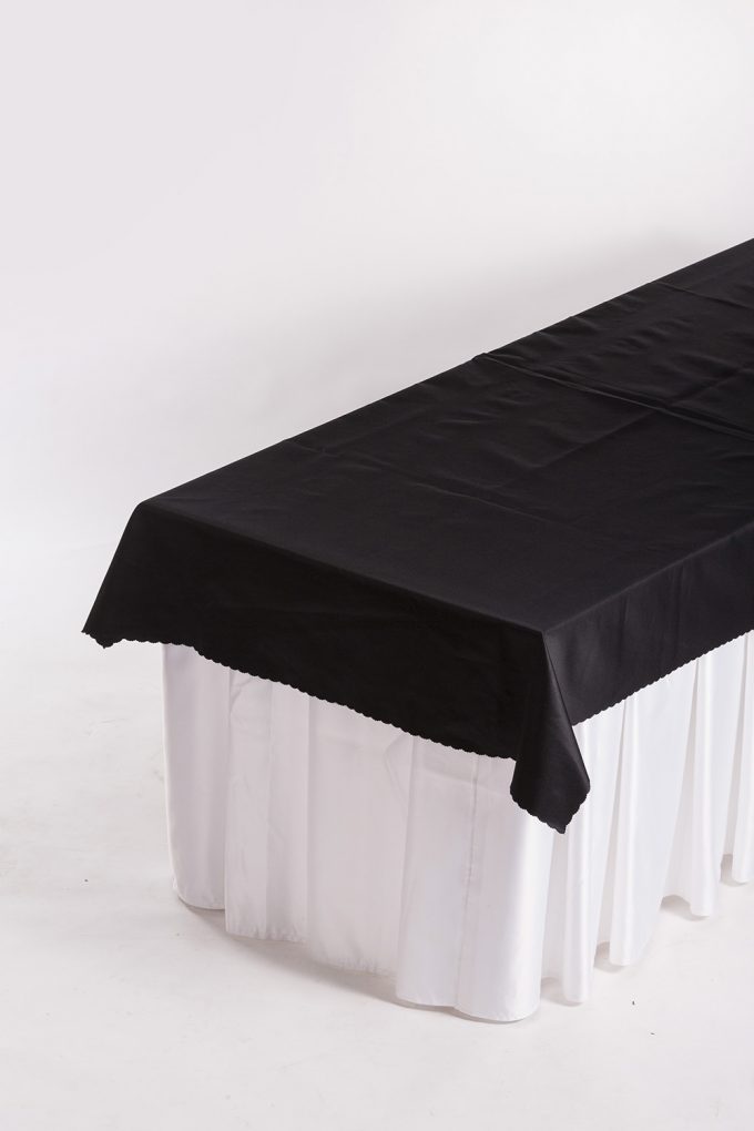 Cateringový stôl, biela sukňa a čierny obrus