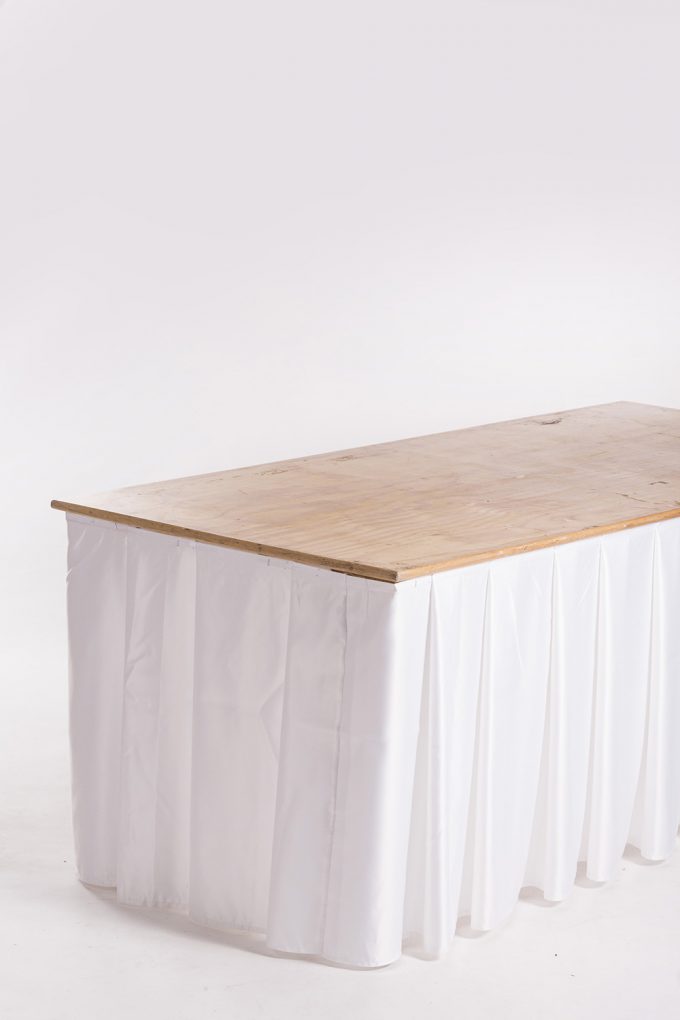 Cateringový stôl s bielou sukňou