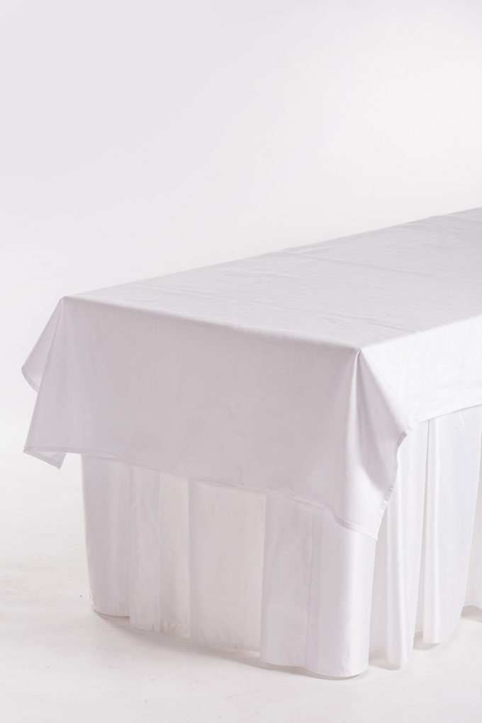 Cateringový stôl, biela sukňa a biely obrus