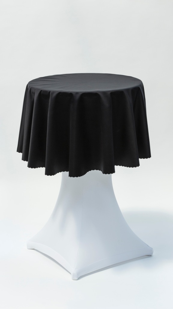 Stand by stôl, strečový biely s čiernym obrusom